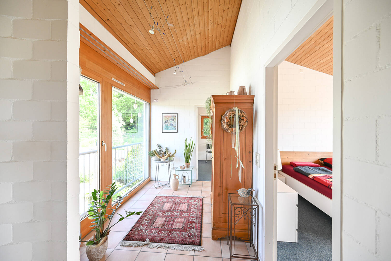 Heller Eingangsflur mit Blick in ein Schlafzimmer