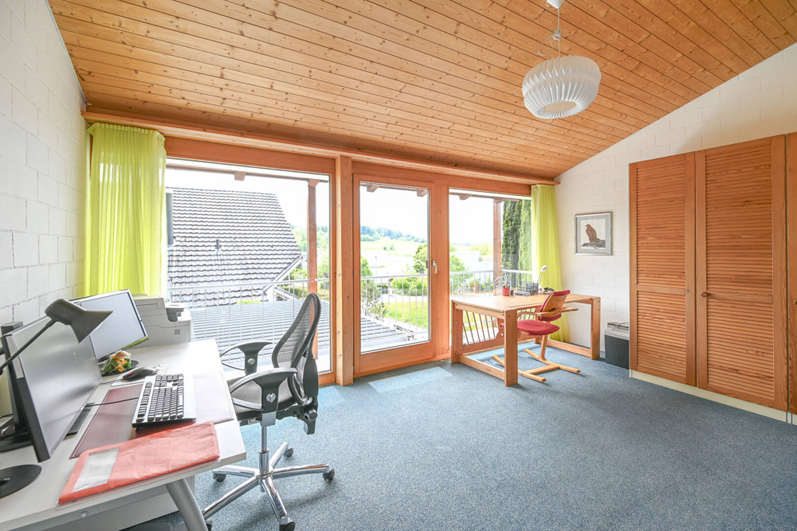 Helles Arbeitszimmer mit Balkonblick
