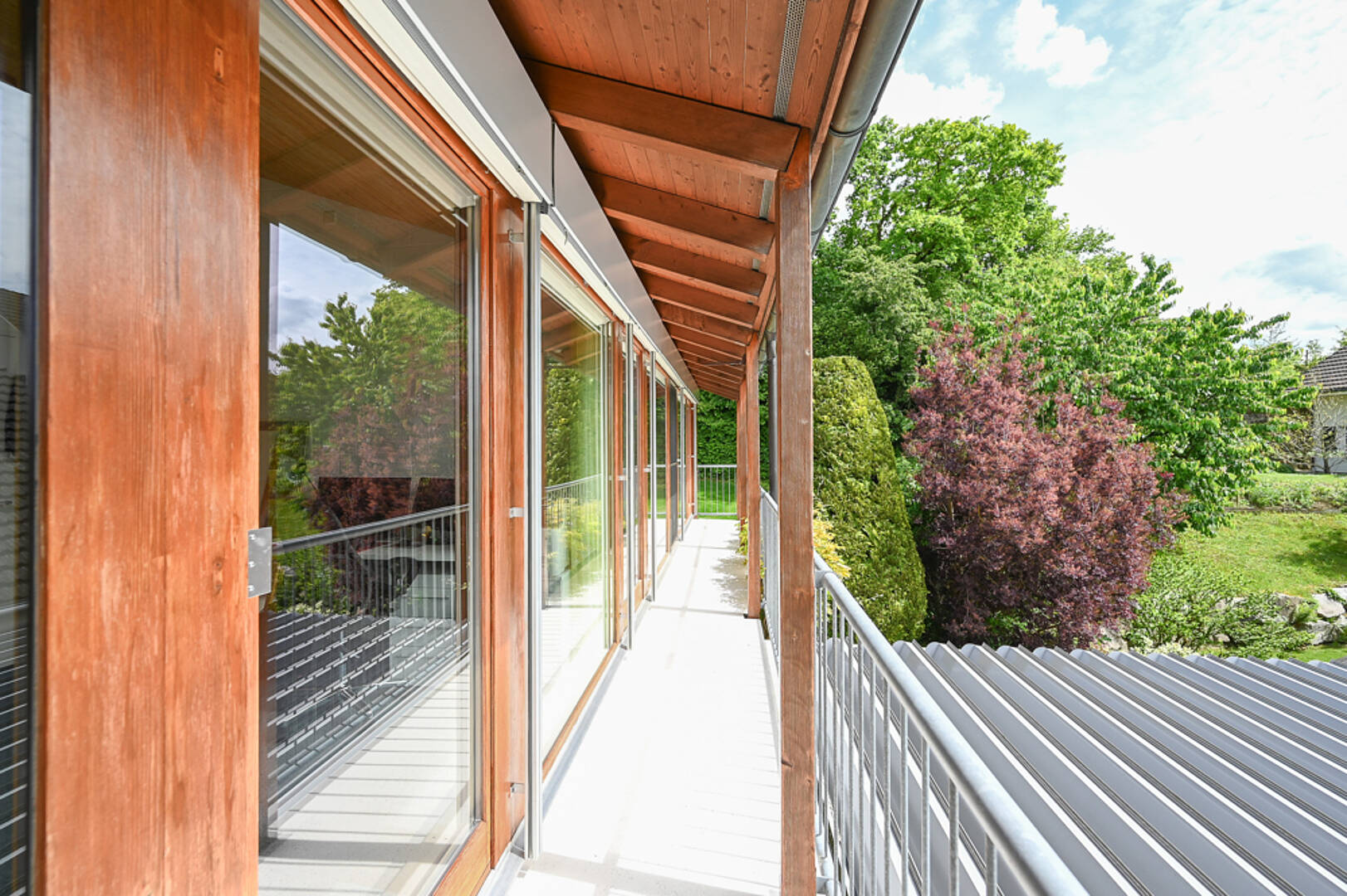 Balkon- bzw. Terrassenflur mit Holzfassade