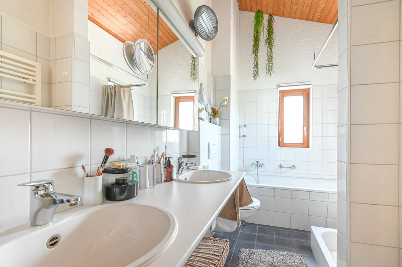 Helles Badezimmer mit Badewanne und Doppelwaschtisch