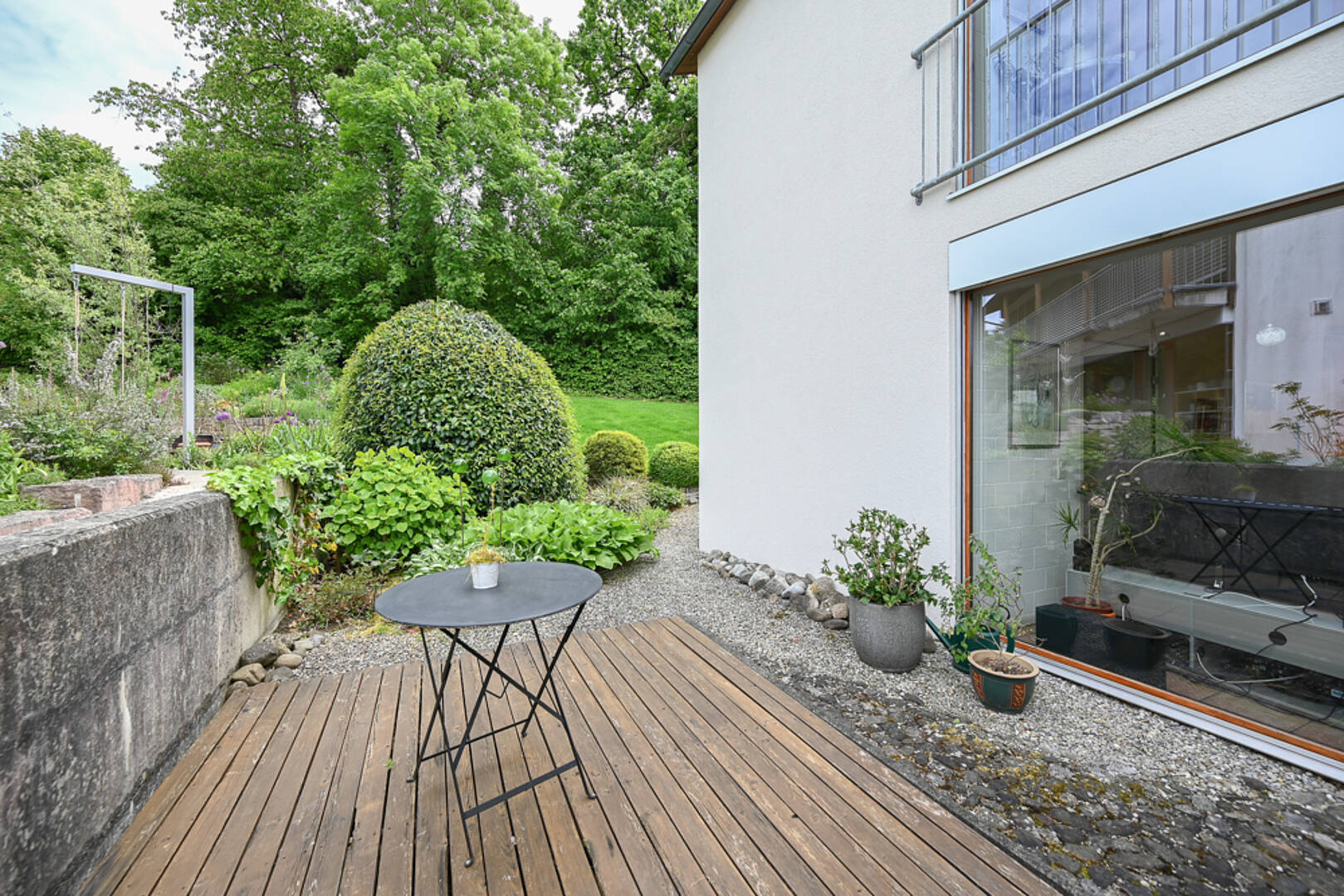 Terrasse am Haus mit Gartenblick
