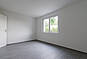 Leerer heller Raum mit Fenster
