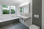 Helles, modernes Badezimmer mit Eckbadewanne