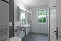 Helles Badezimmer mit Dusche und Waschbecken