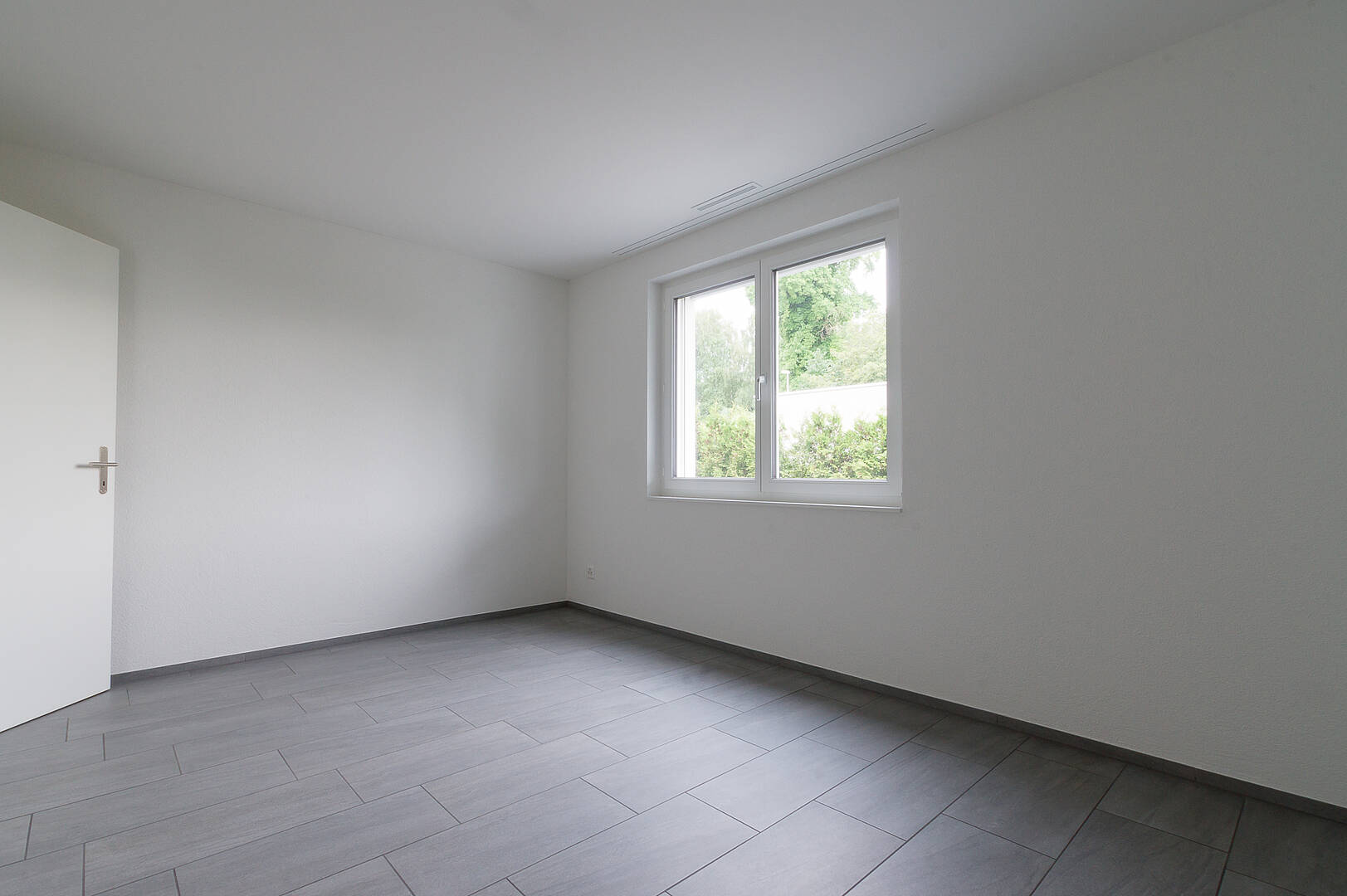 Leerer heller Raum mit Fenster