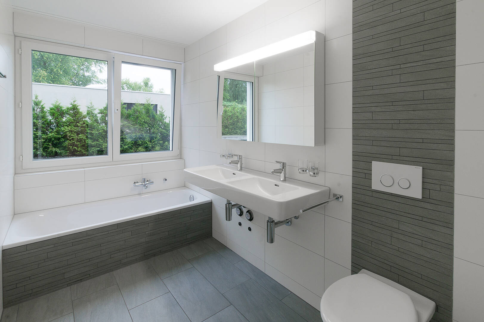 Modernes Badezimmer mit Badewanne und Doppelwaschtisch