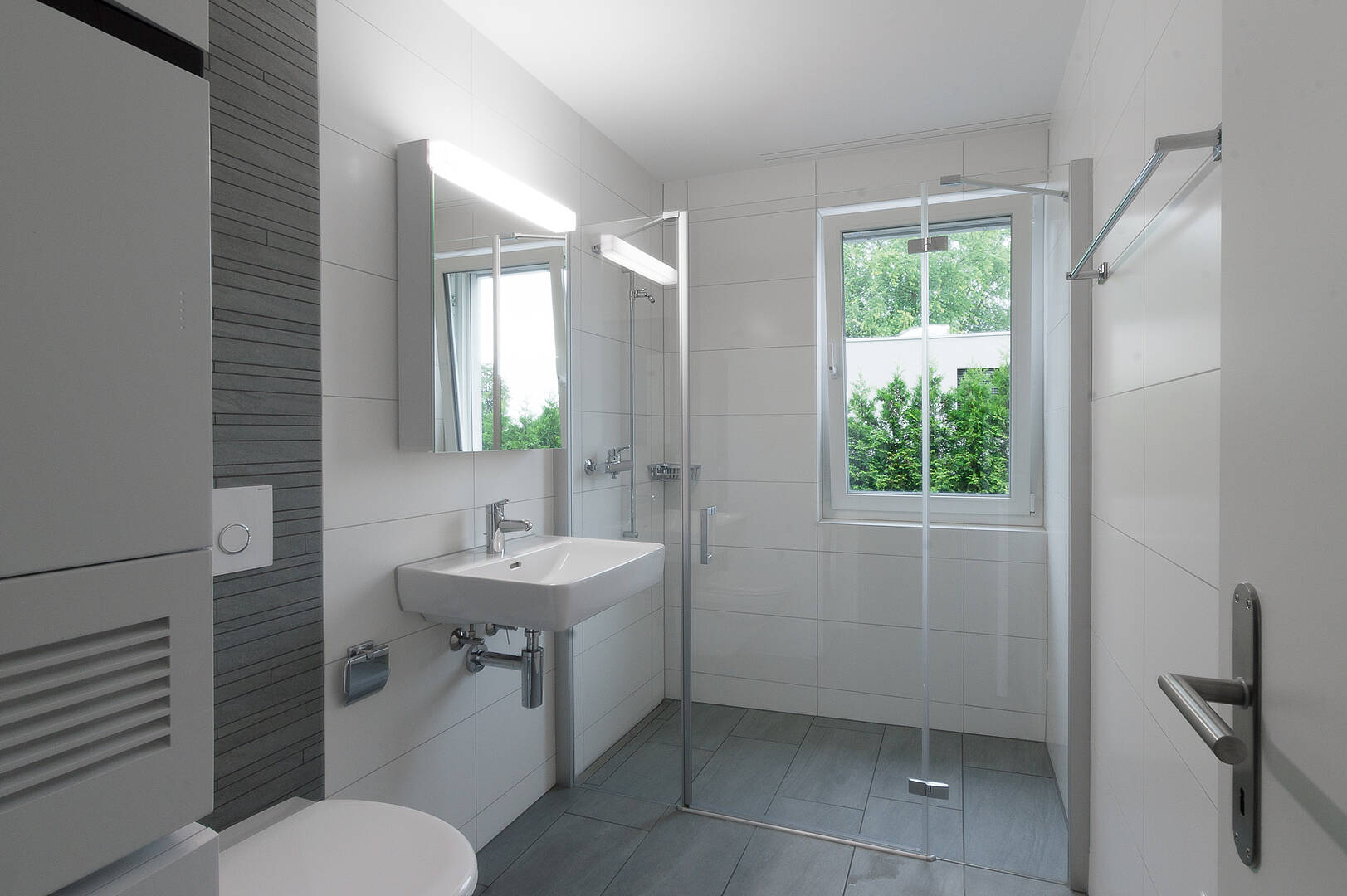Modernes Badezimmer mit Glasdusche und Fenster
