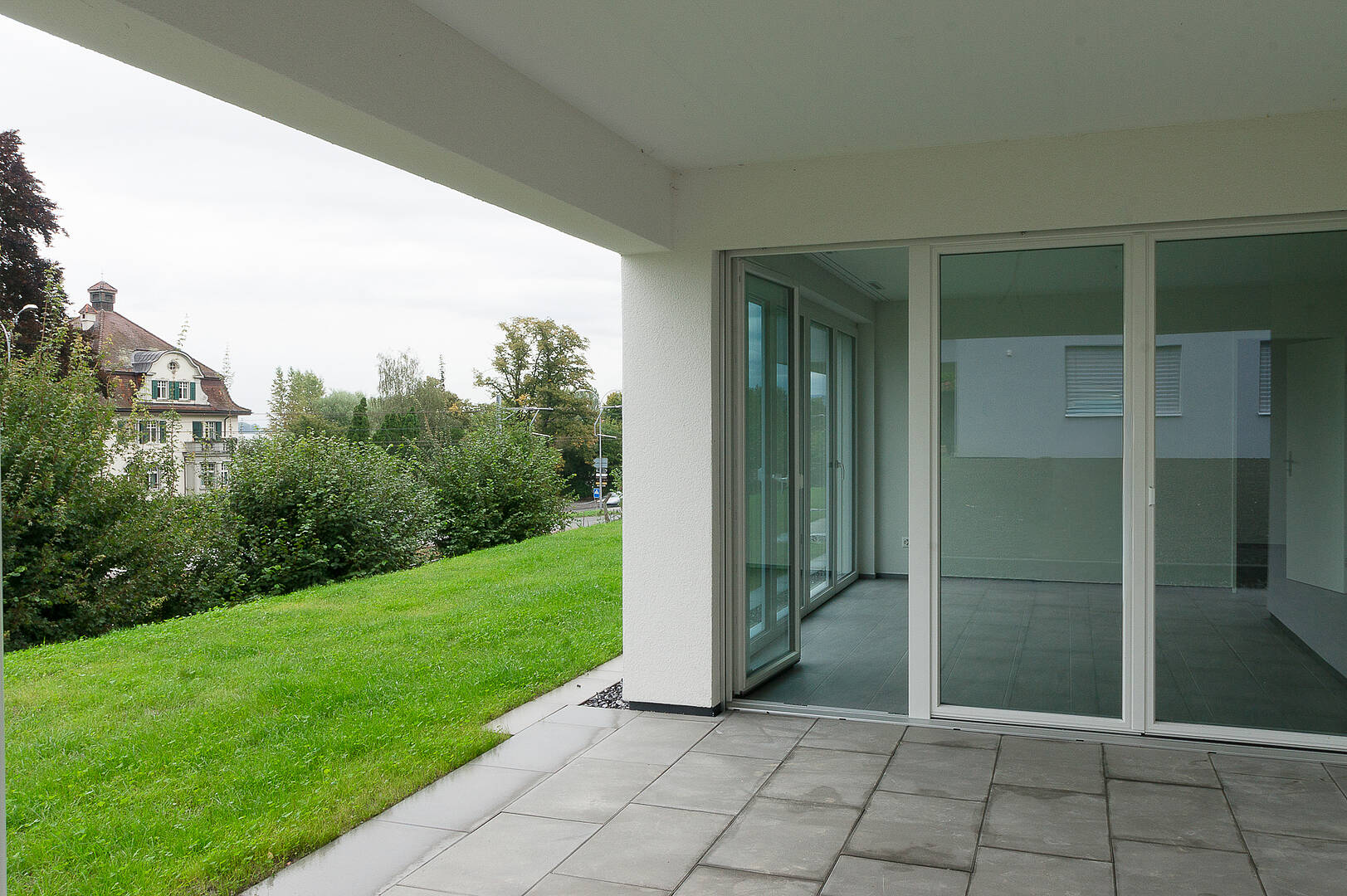 Überdachte Terrasse mit Gartenblick