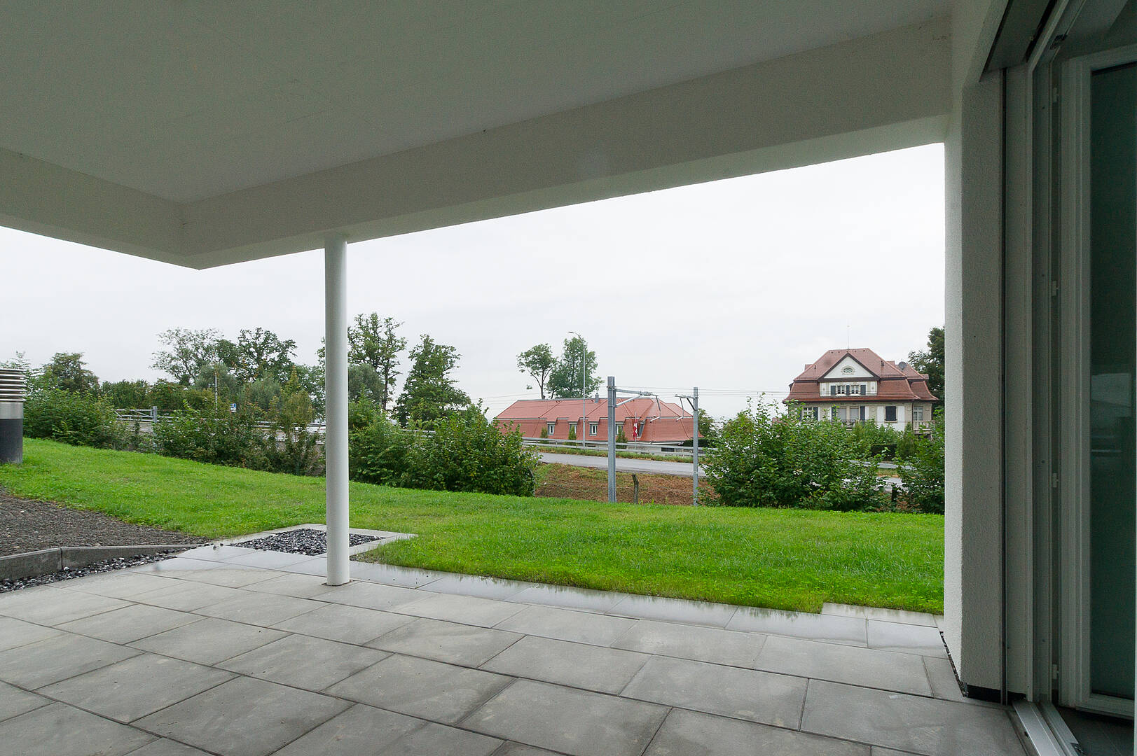 Überdachte Terrasse mit Gartenblick