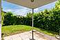 Terrasse mit Blick in den Garten