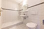 Helles Badezimmer mit Dusche und WC
