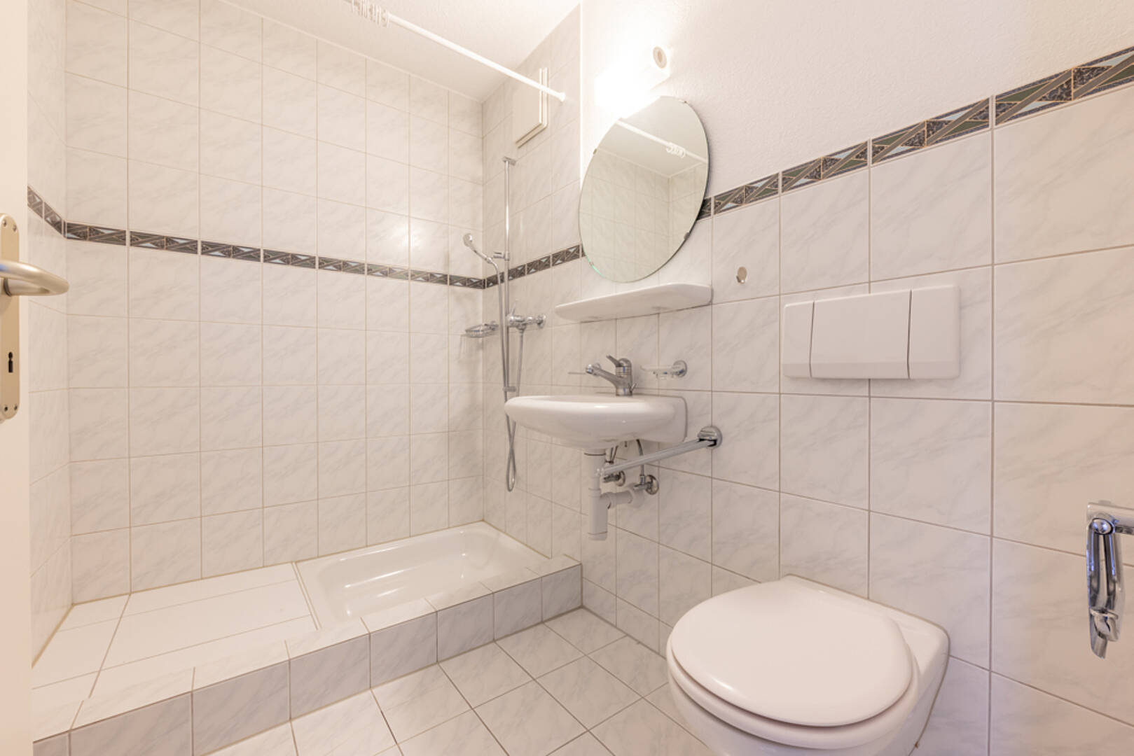 Kleines helles Badezimmer mit Dusche und WC