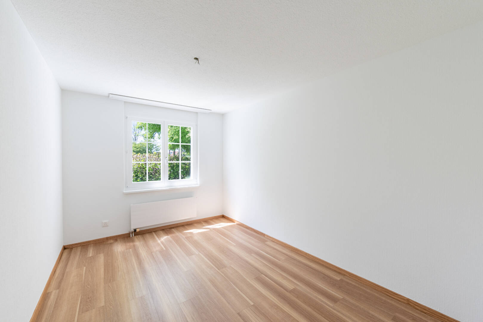 Heller leerer Raum mit Holzoptikboden