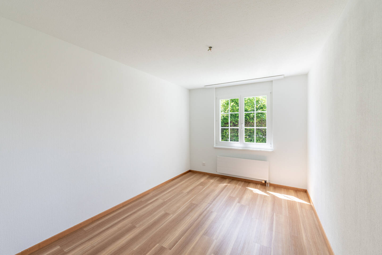 Heller leerer Raum mit Fenster