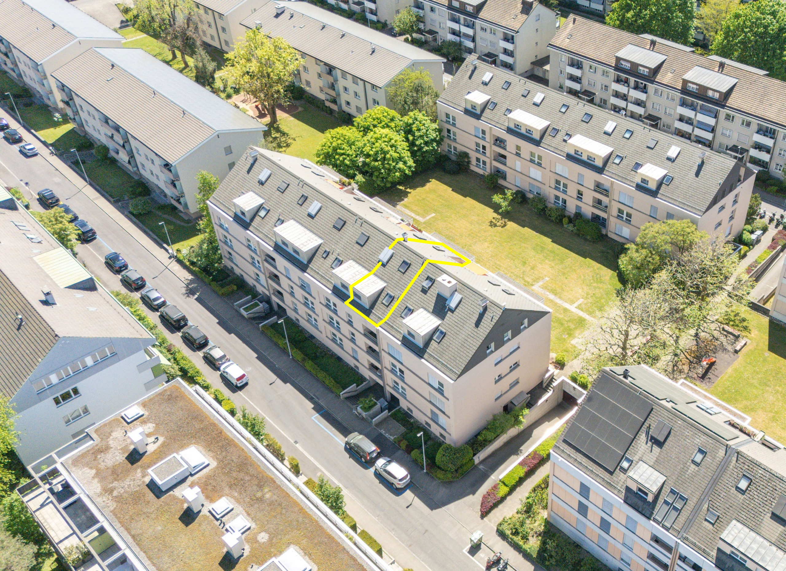 Luftaufnahme eines Mehrfamilienhaus-Blocks