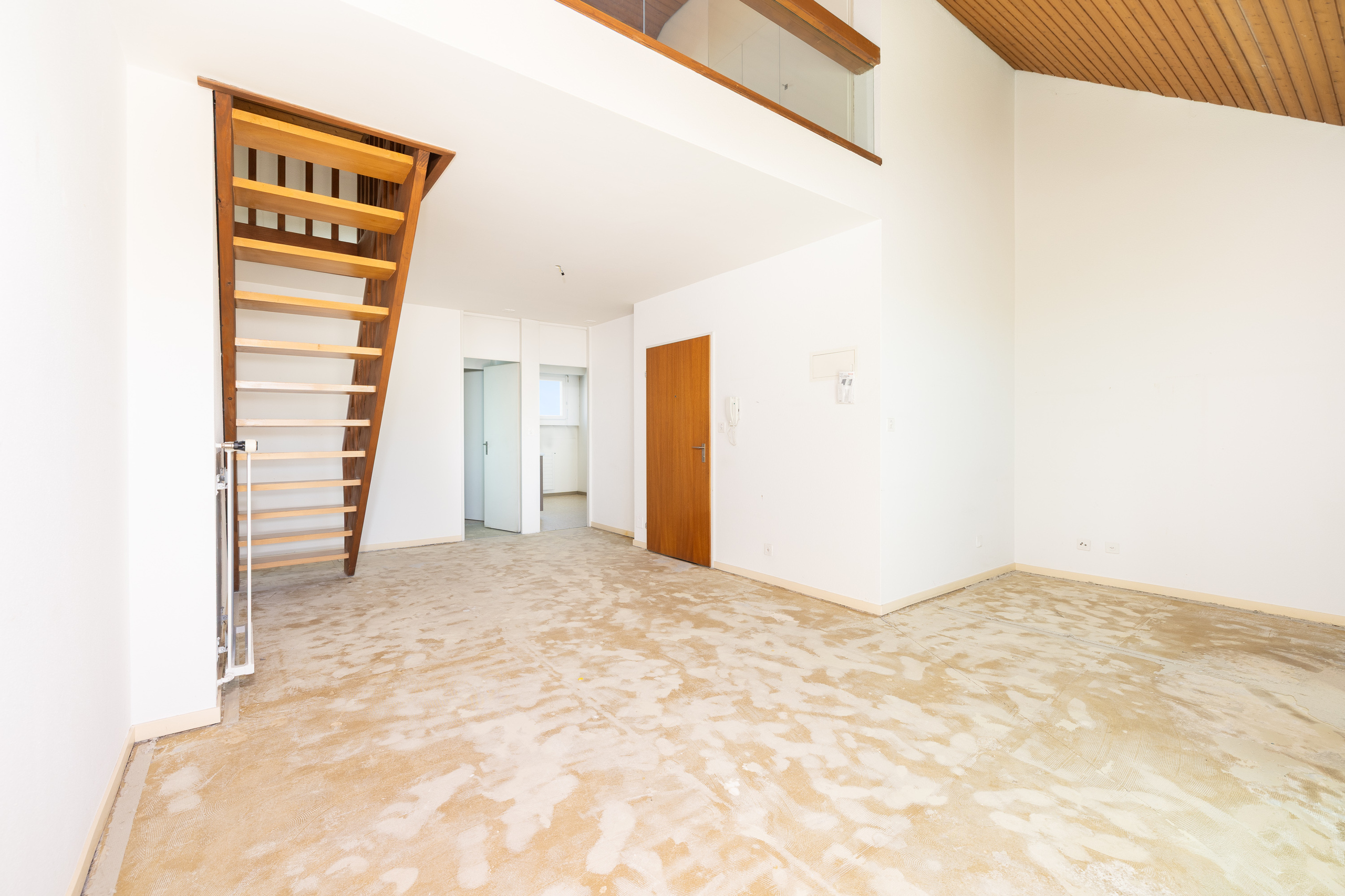 Heller Wohnraum mit Treppe und Galerie