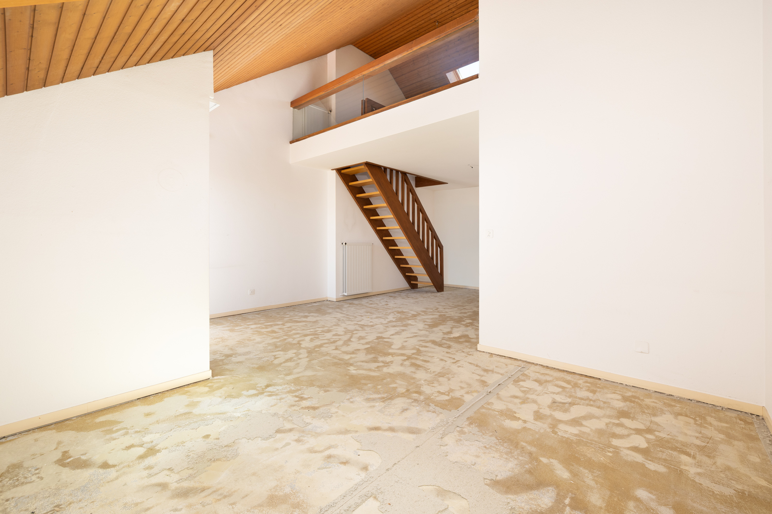 Offener Wohnraum mit Treppe und Galerie