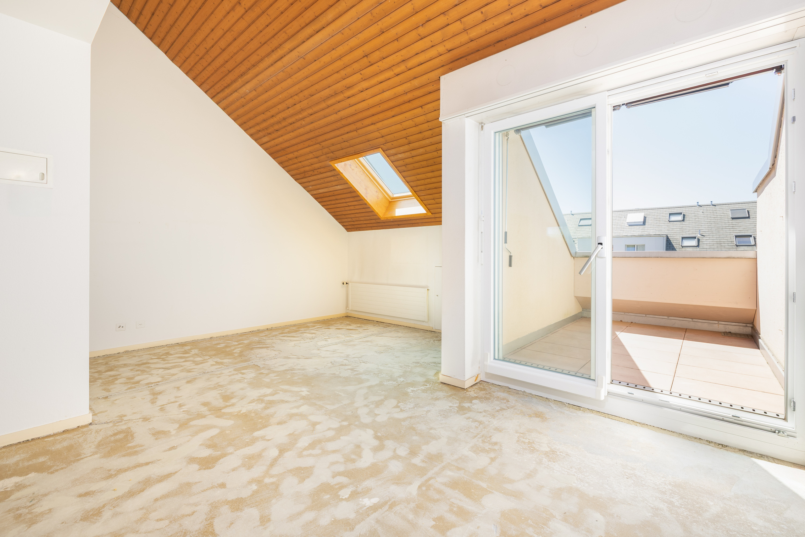 Dachzimmer mit Balkonzugang
