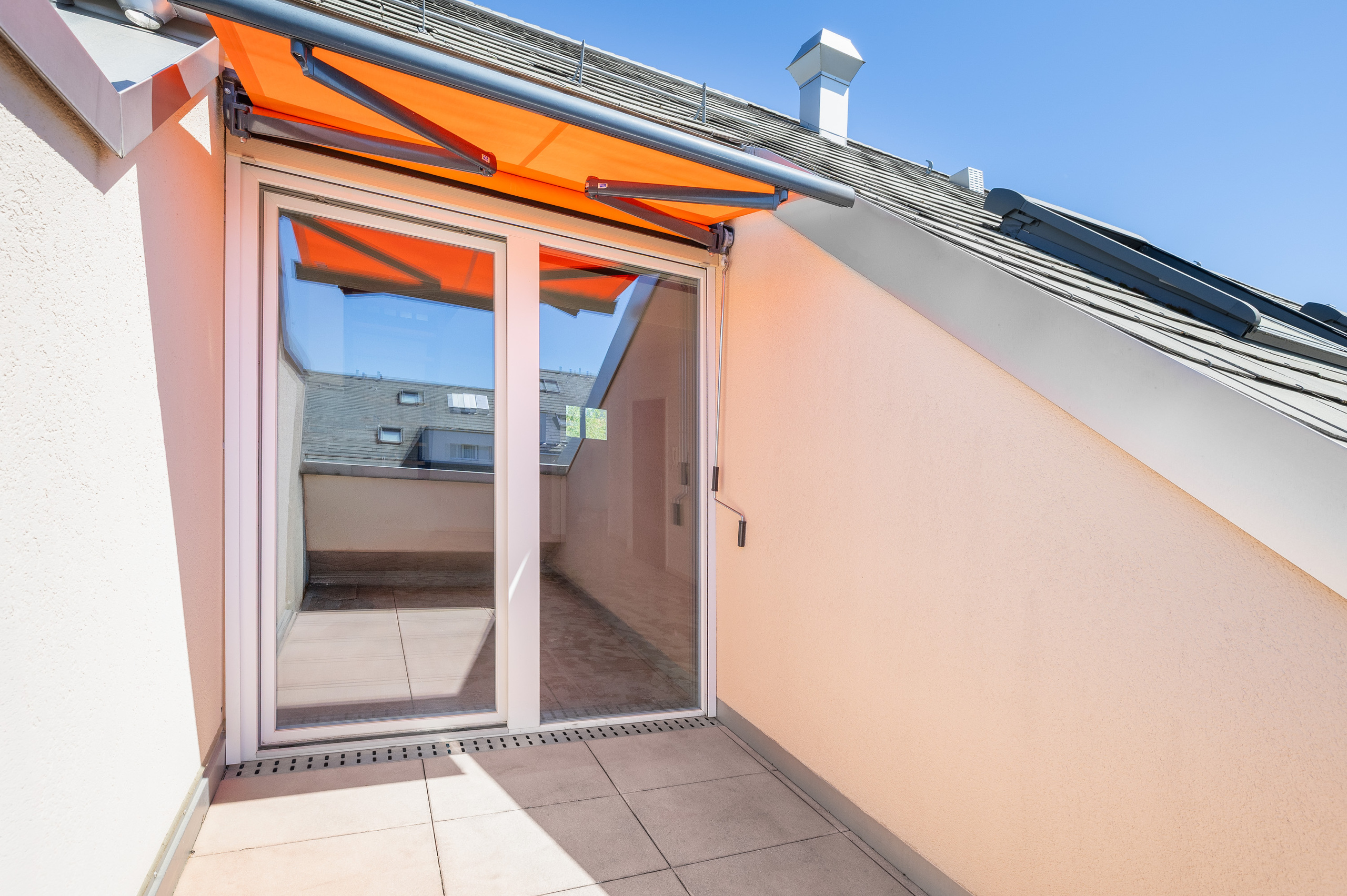 Dachterrasse mit großer Schiebetür und Markise