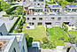 Außenansicht mit Dachterrasse und Grünfläche