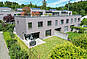 Moderne Wohnanlage mit Balkon und Grünflächen