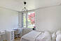 Helles Schlafzimmer mit Fenster und Bett