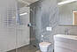 Modernes Badezimmer mit bodengleicher Dusche
