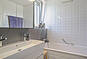 Helles Badezimmer mit moderner Dusche und Waschtisch