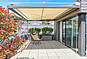 Überdachte Terrasse mit Glasfront