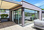 Moderne verglaste Terrasse mit Pergola