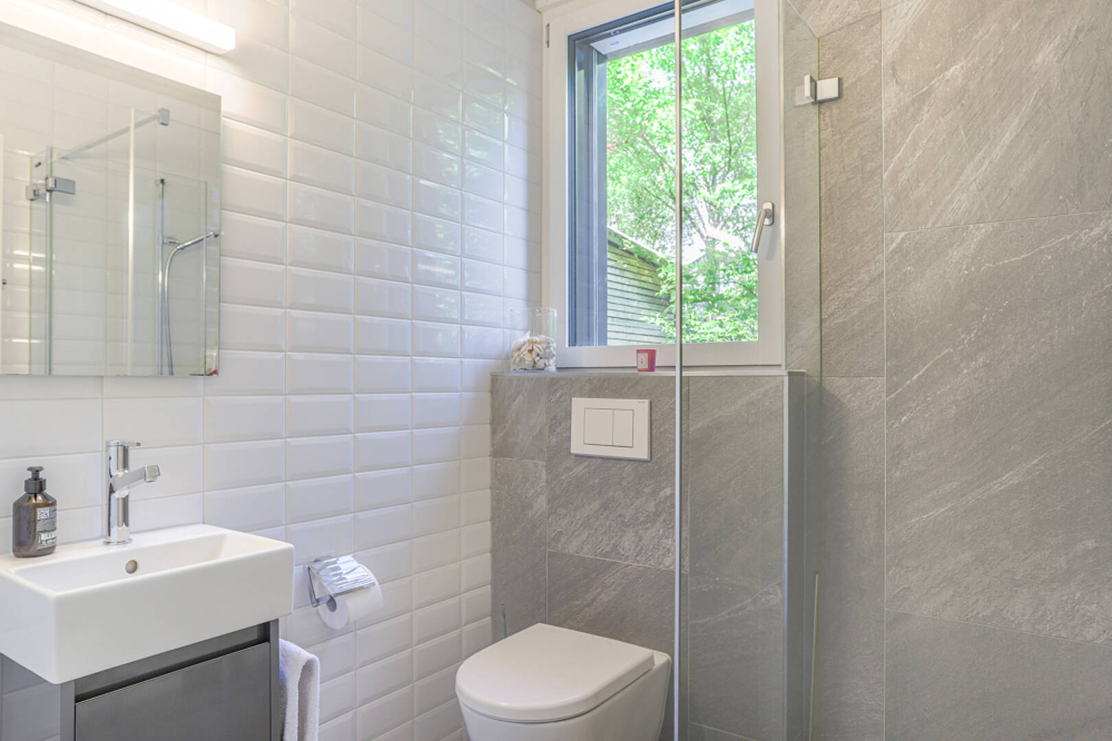 Modernes Badezimmer mit Dusche und Fensterblick