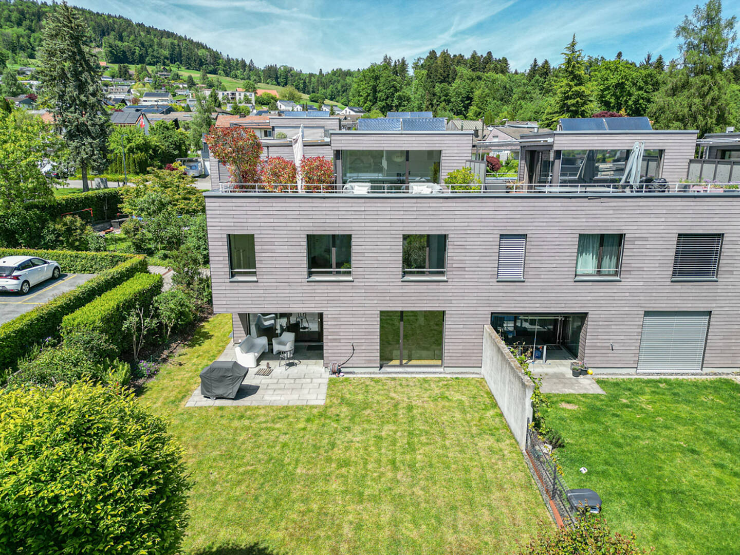 Moderne Wohnanlage mit Garten und Terrasse