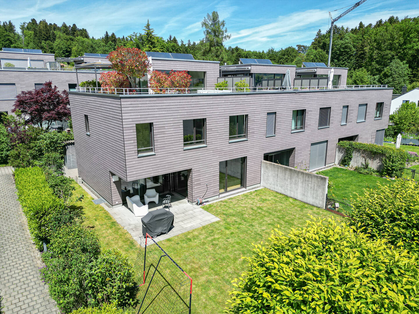 Moderne Wohnanlage mit Garten und Terrasse