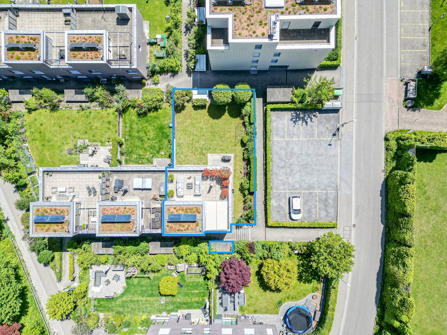Luftaufnahme eines Wohnkomplexes mit markiertem Grundstück