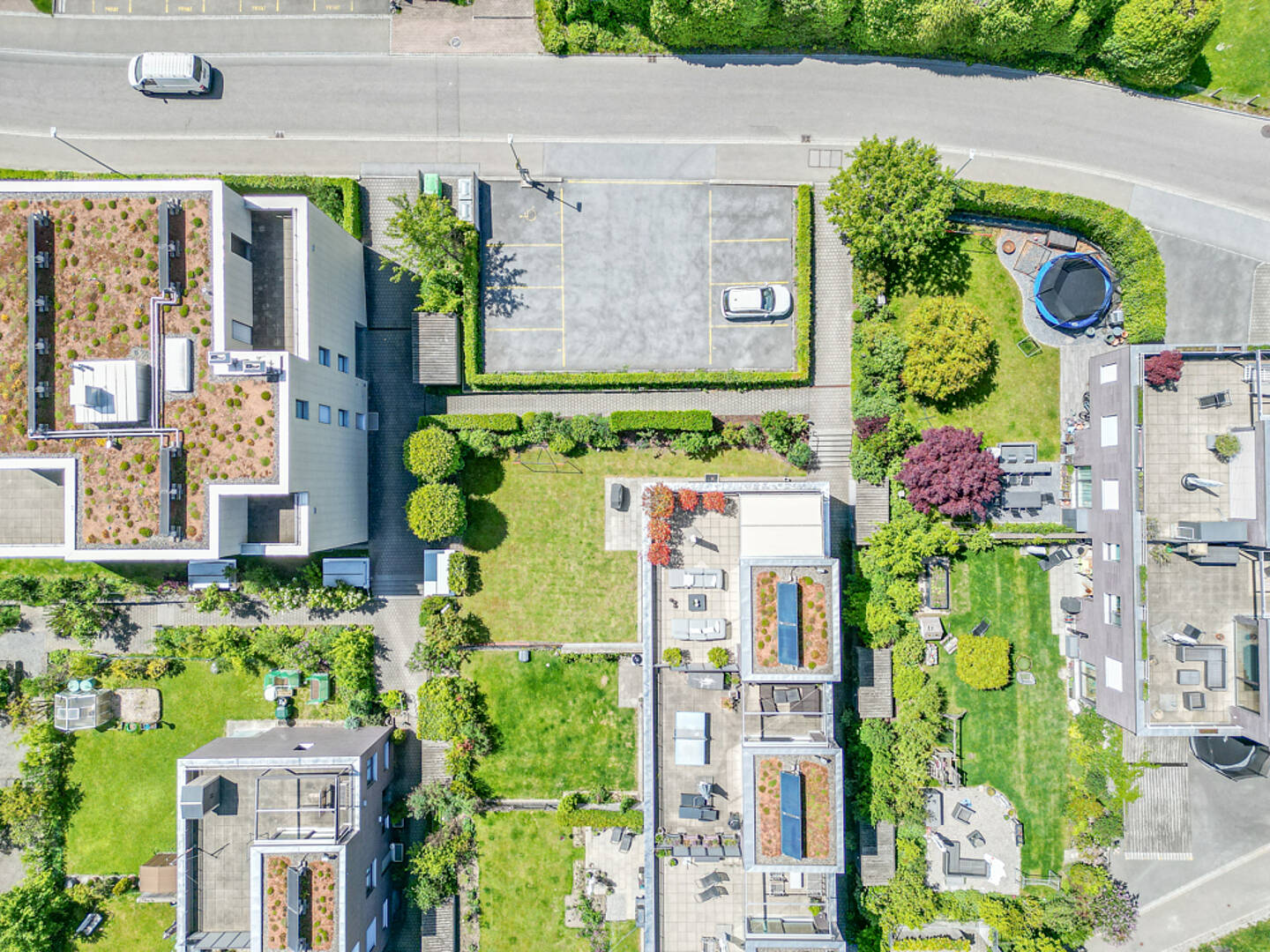 Luftaufnahme eines Wohnquartiers mit Gärten und Dachterrassen