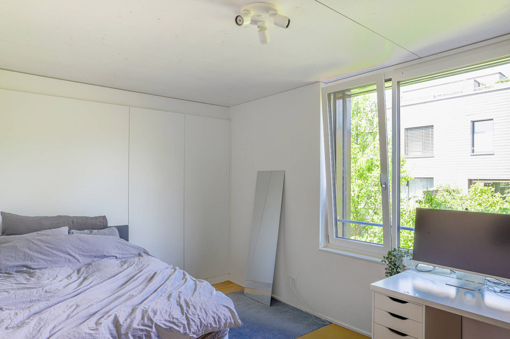 Helles Schlafzimmer mit großem Fenster