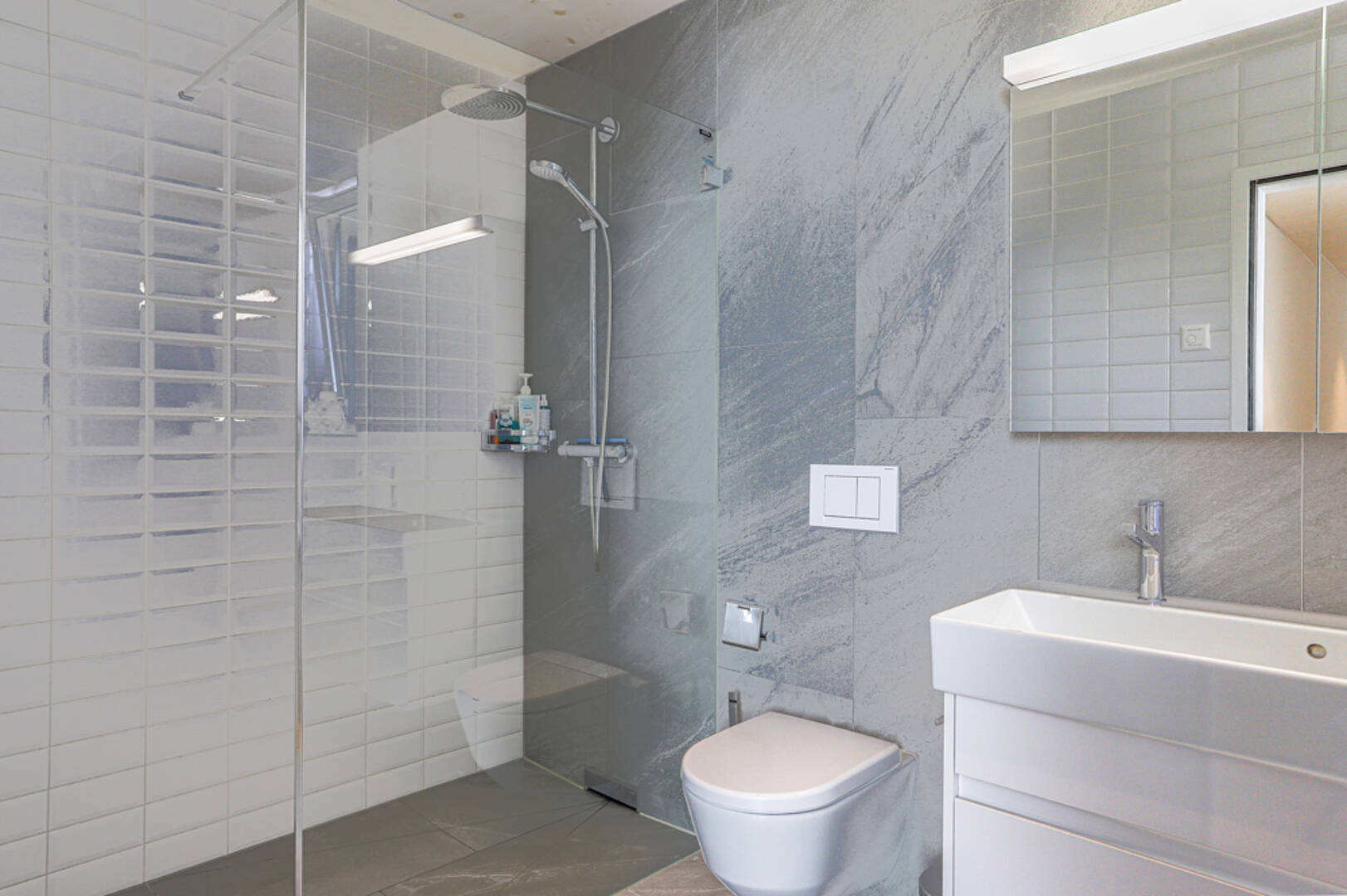 Modernes Badezimmer mit Dusche und Waschtisch