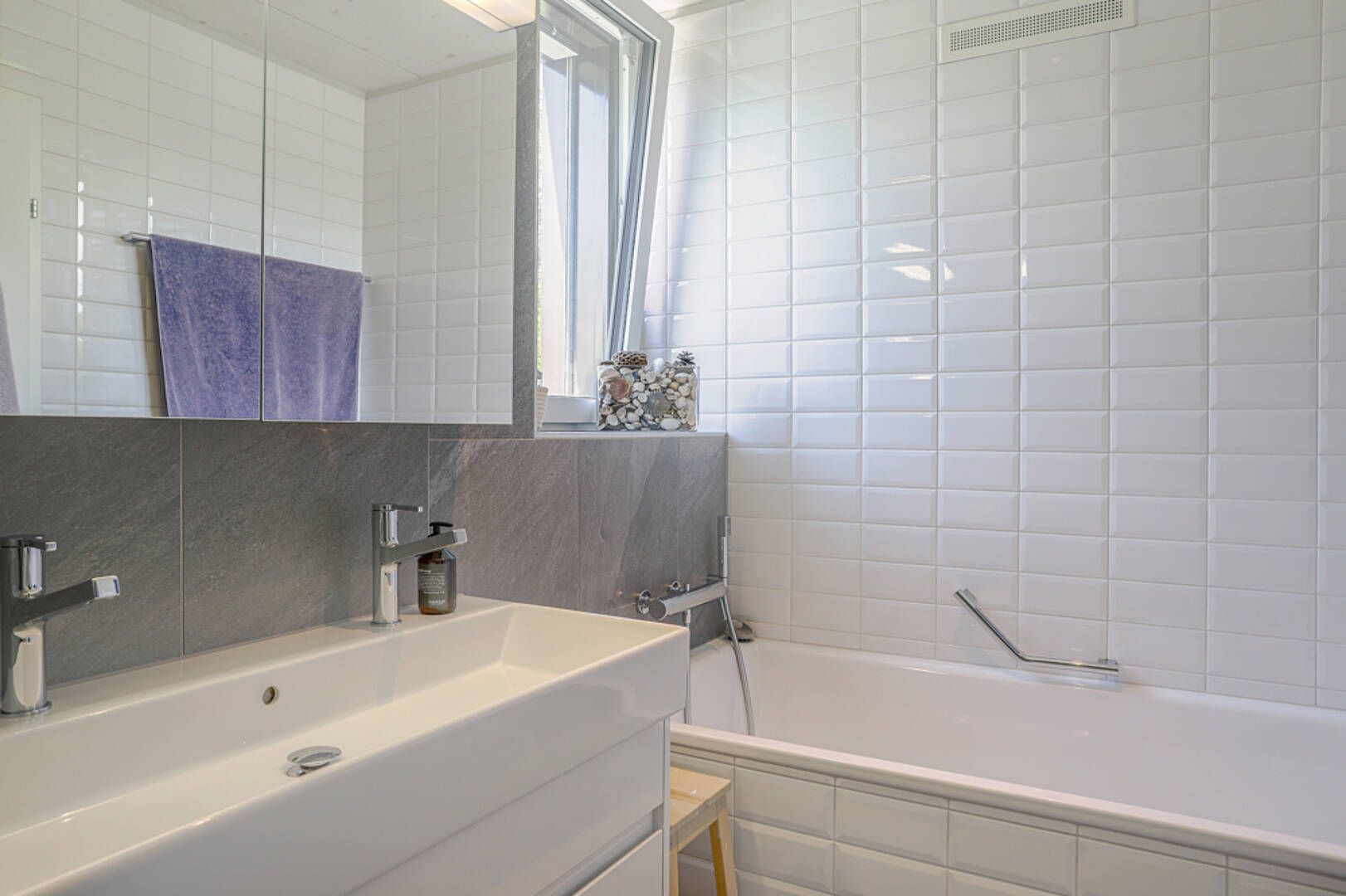 Modernes Badezimmer mit Badewanne und Waschbecken
