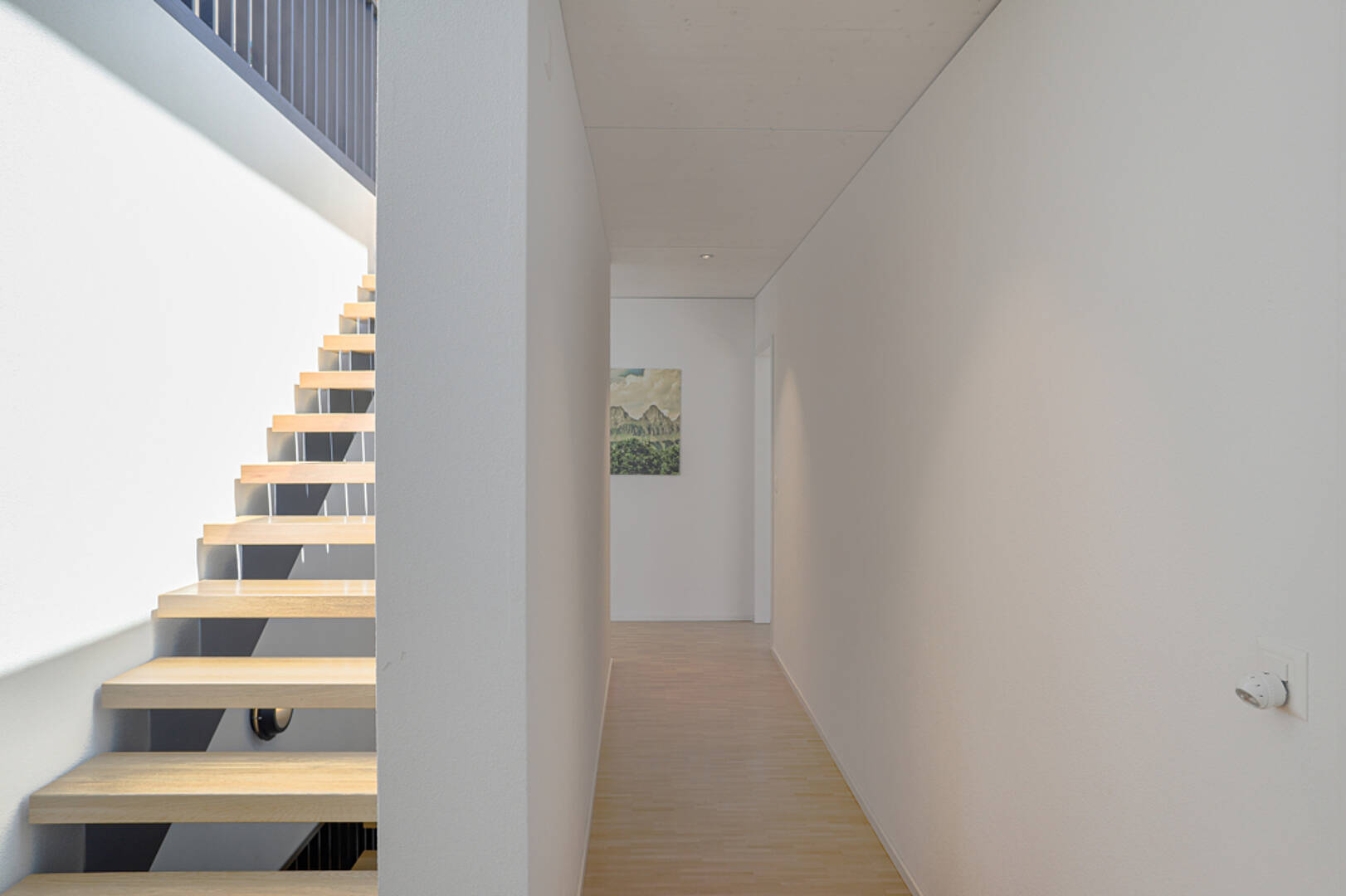 Moderner Flur mit offener Treppe