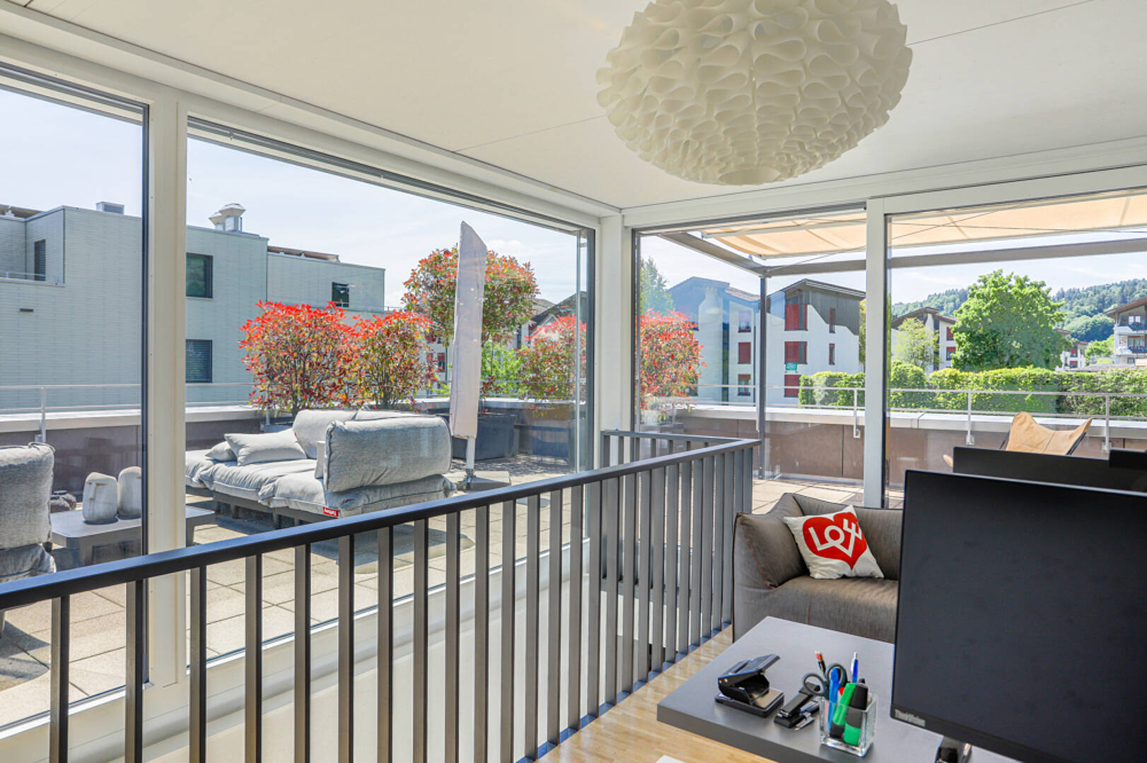 Lichtdurchfluteter Balkon mit Ausblick