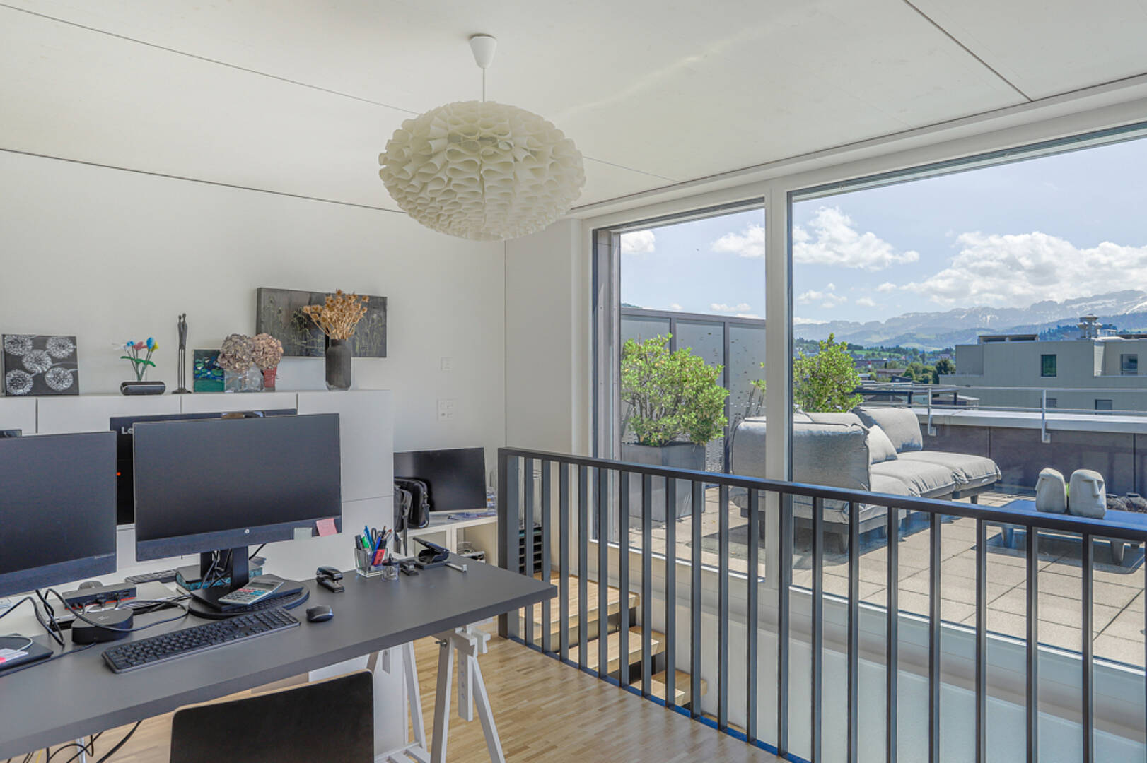Helles Homeoffice mit Dachterrasse