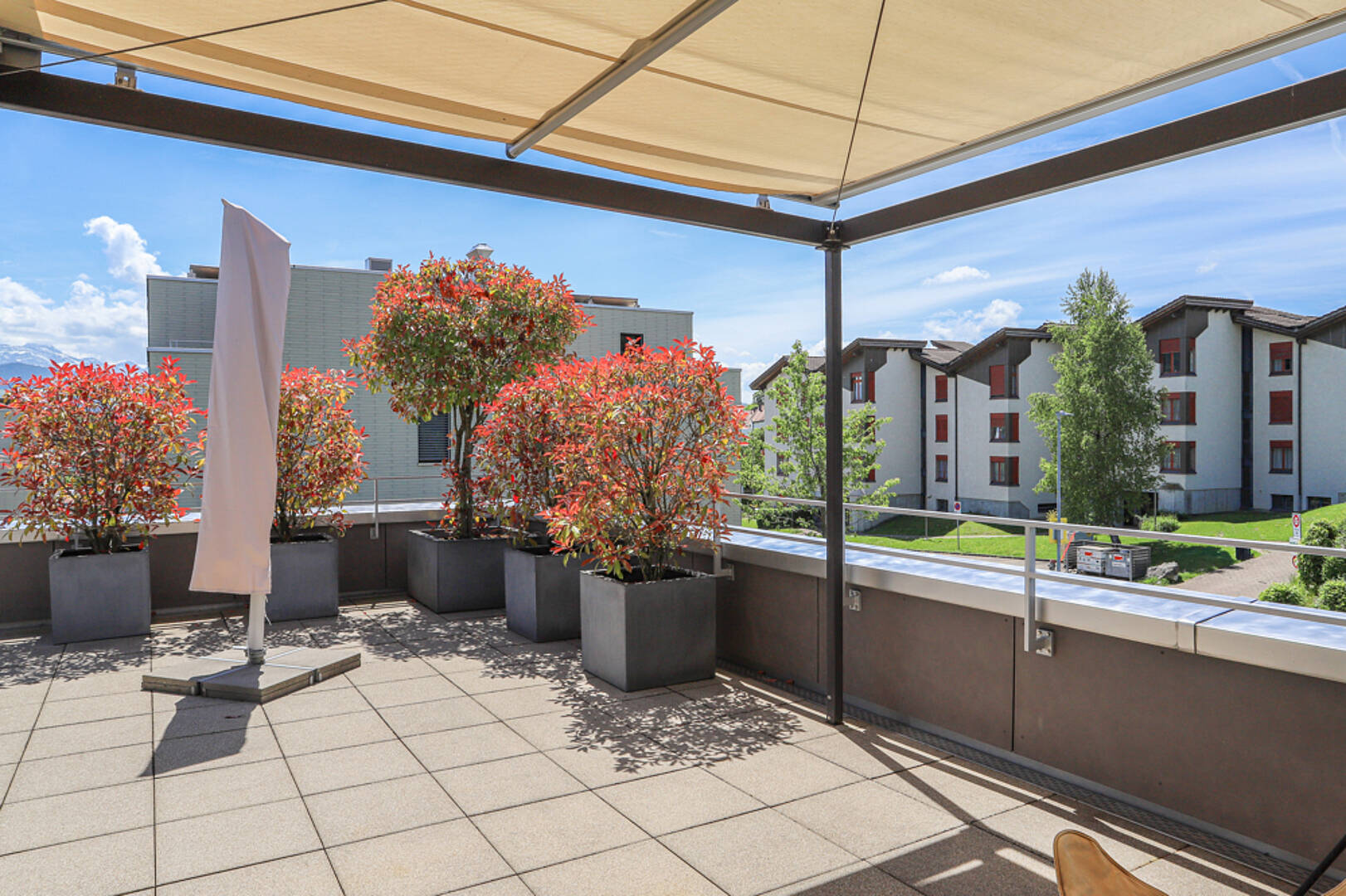 Dachterrasse mit Blick auf Wohngebäude