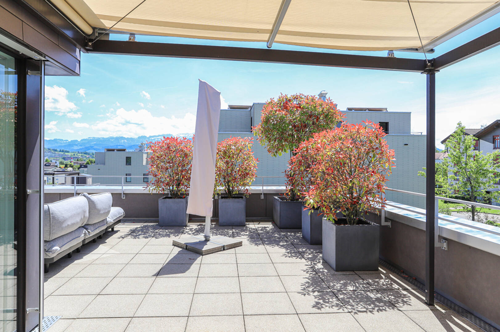 Große Dachterrasse mit Bergblick