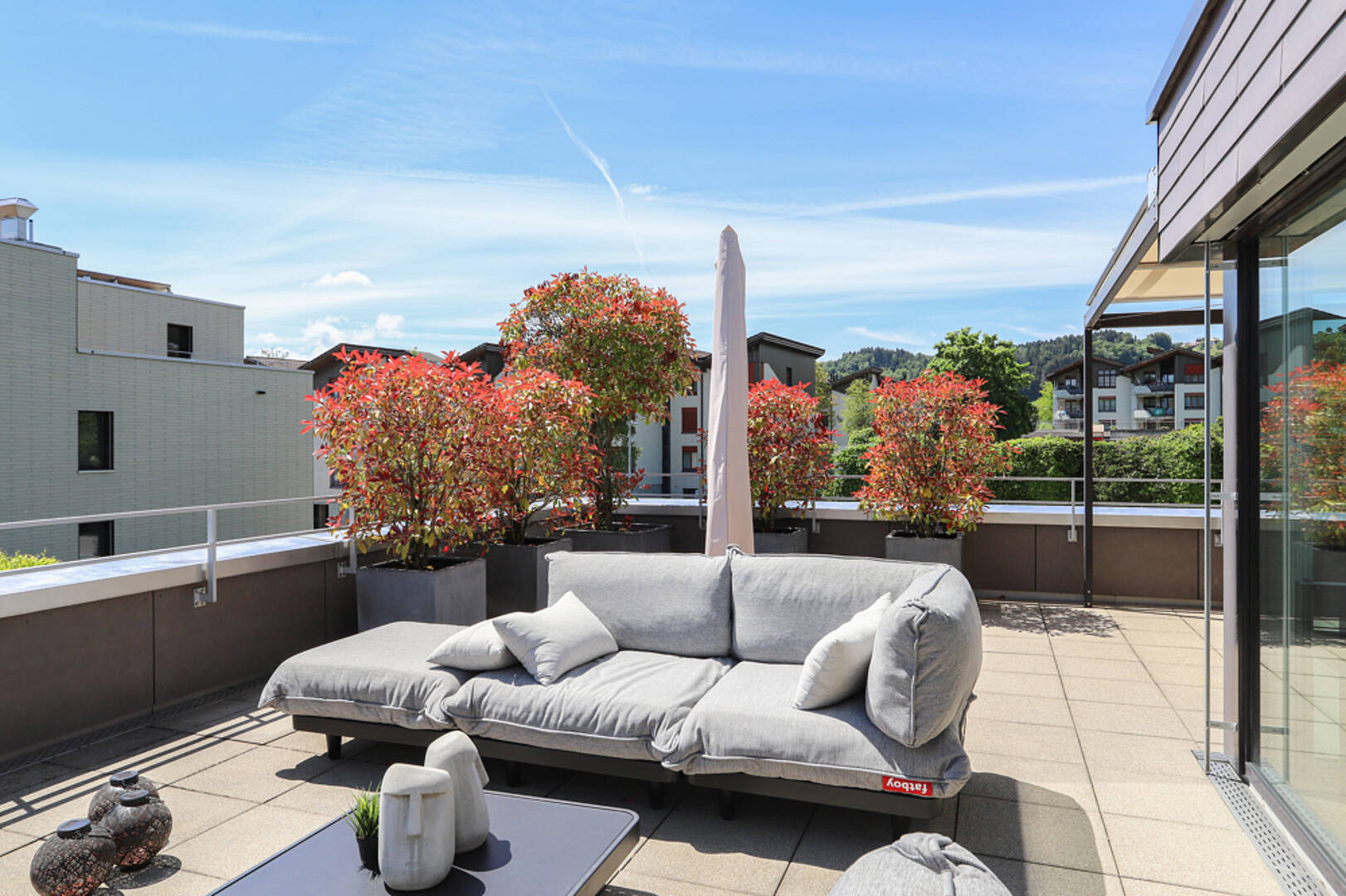 Dachterrasse mit Lounge-Möbeln und Pflanzen