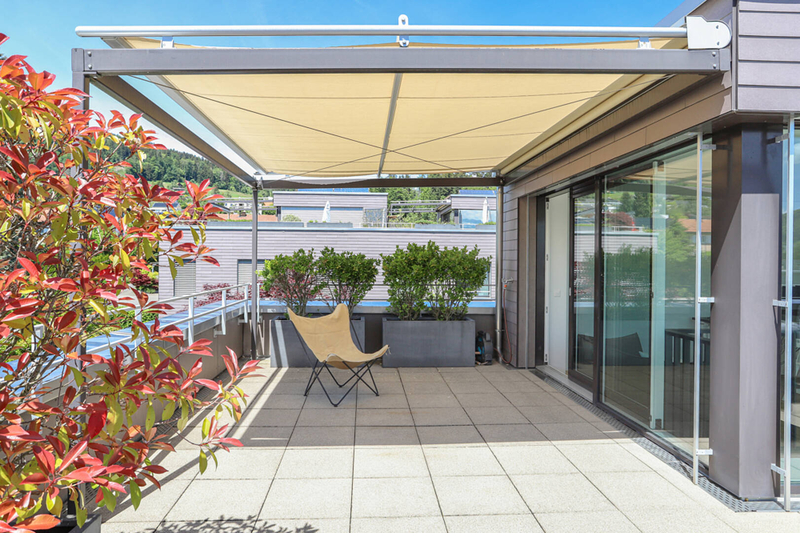 Moderne Dachterrasse mit Markise
