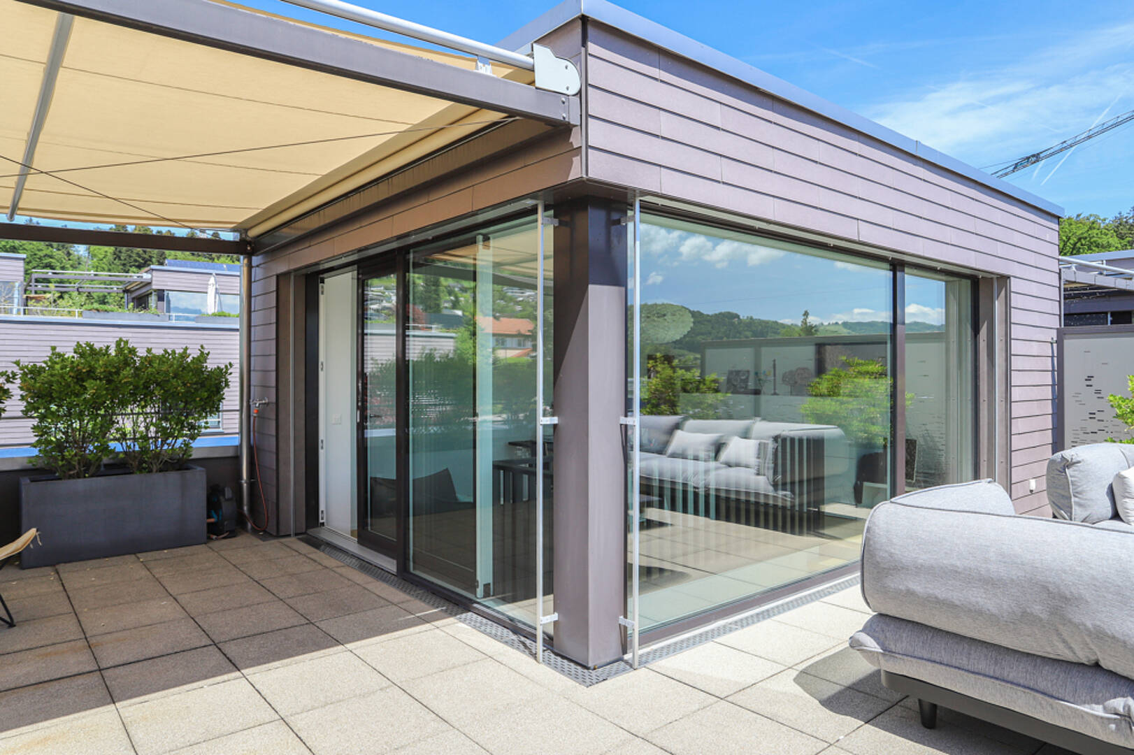 Moderne Terrasse mit Glasfront