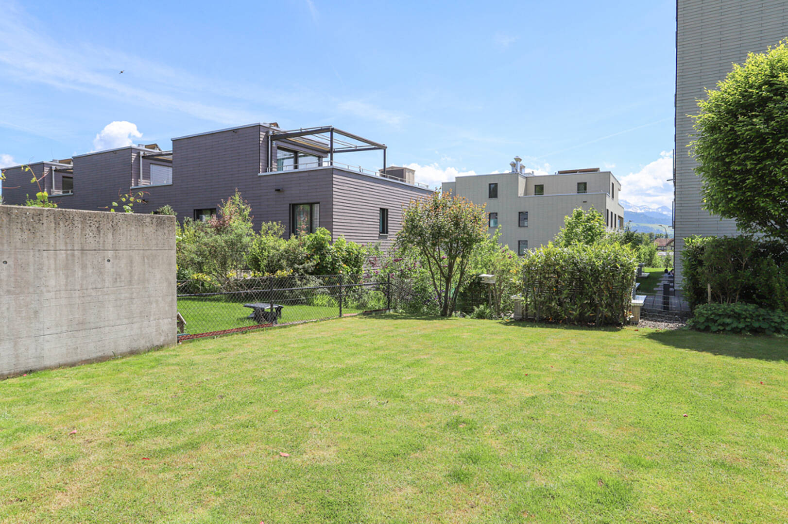 Großer Garten mit modernen Wohngebäuden