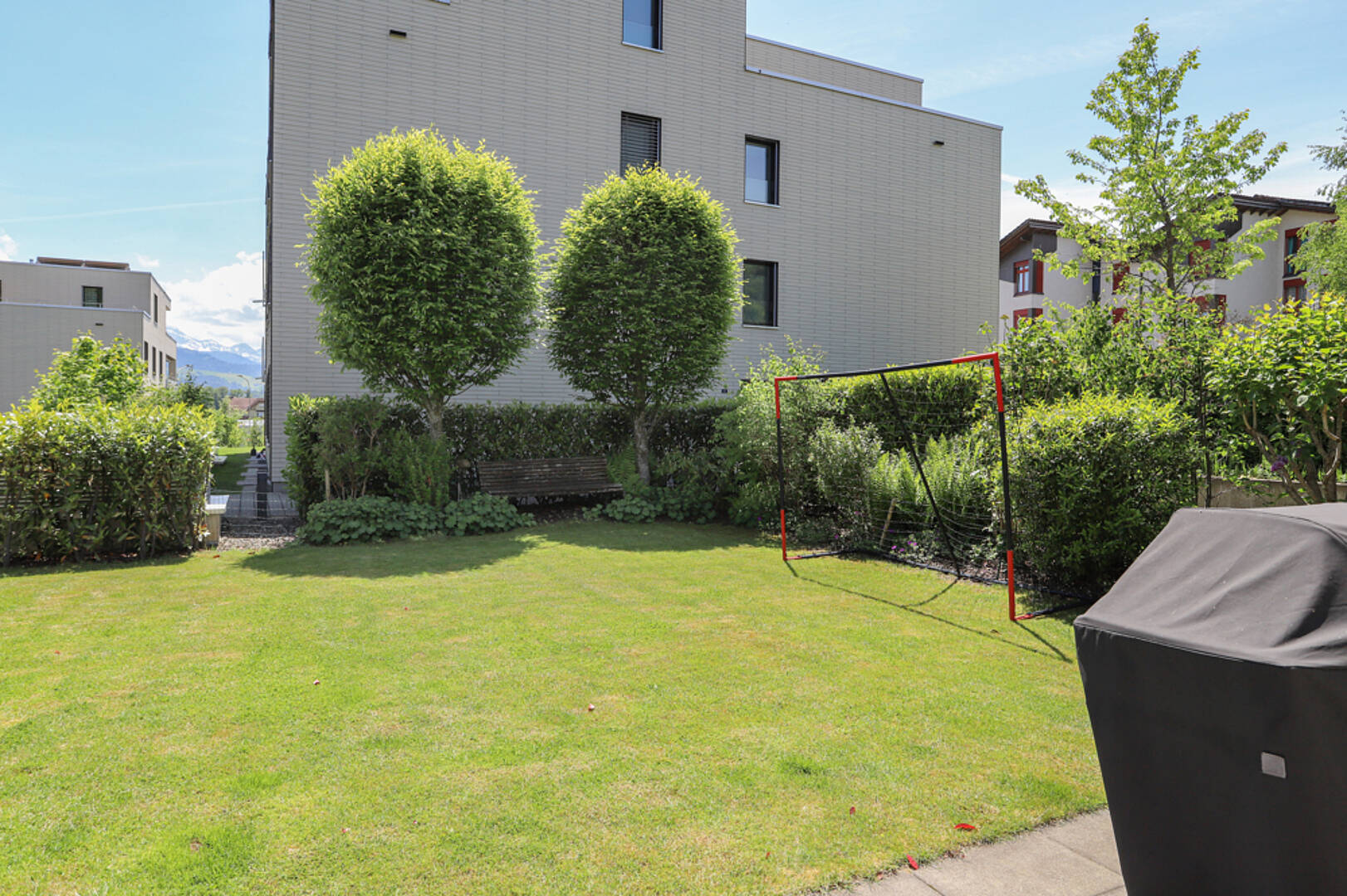 Gepflegter Gemeinschaftsgarten mit Rasen
