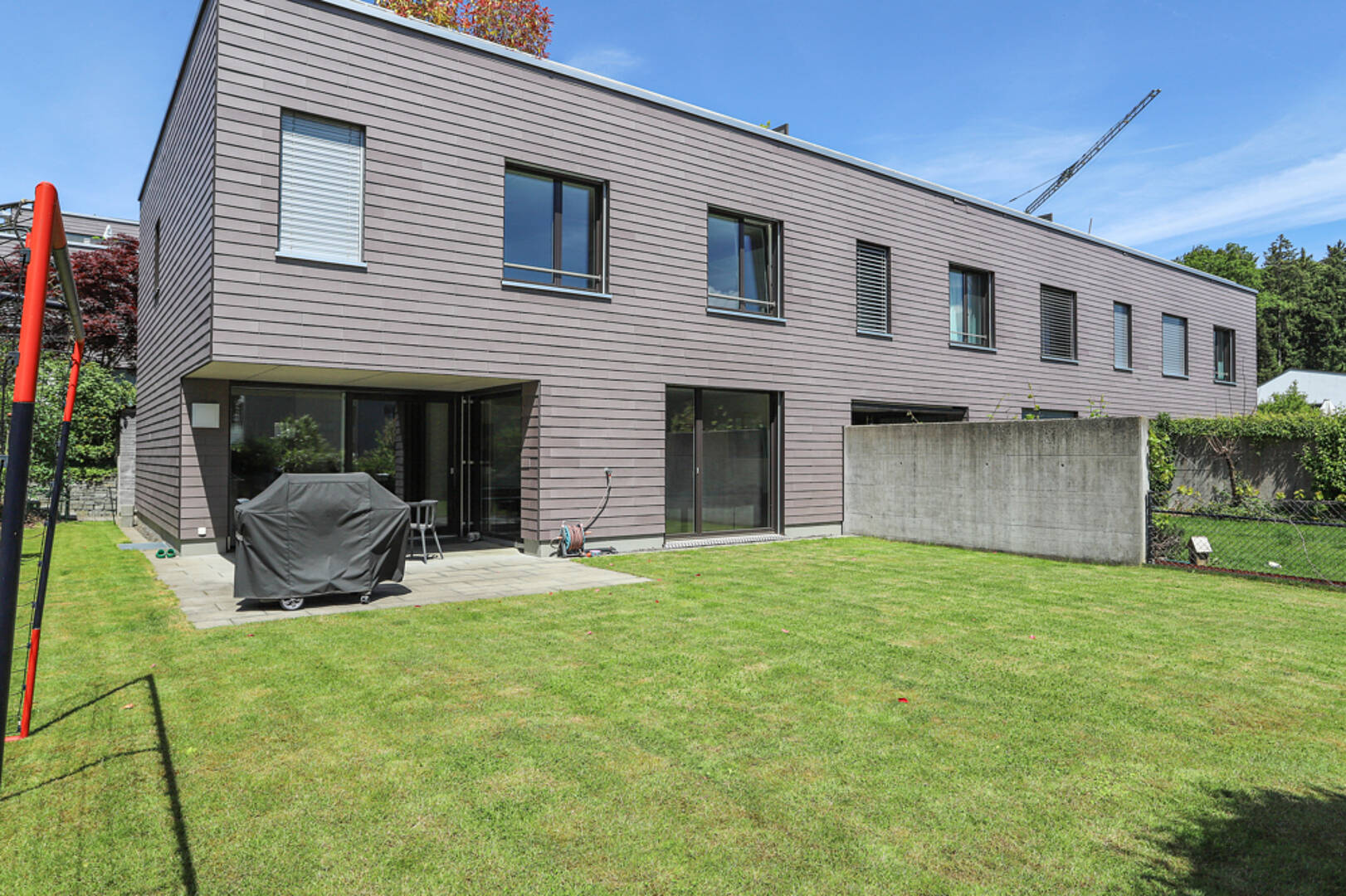 Modernes Reihenhaus mit Garten