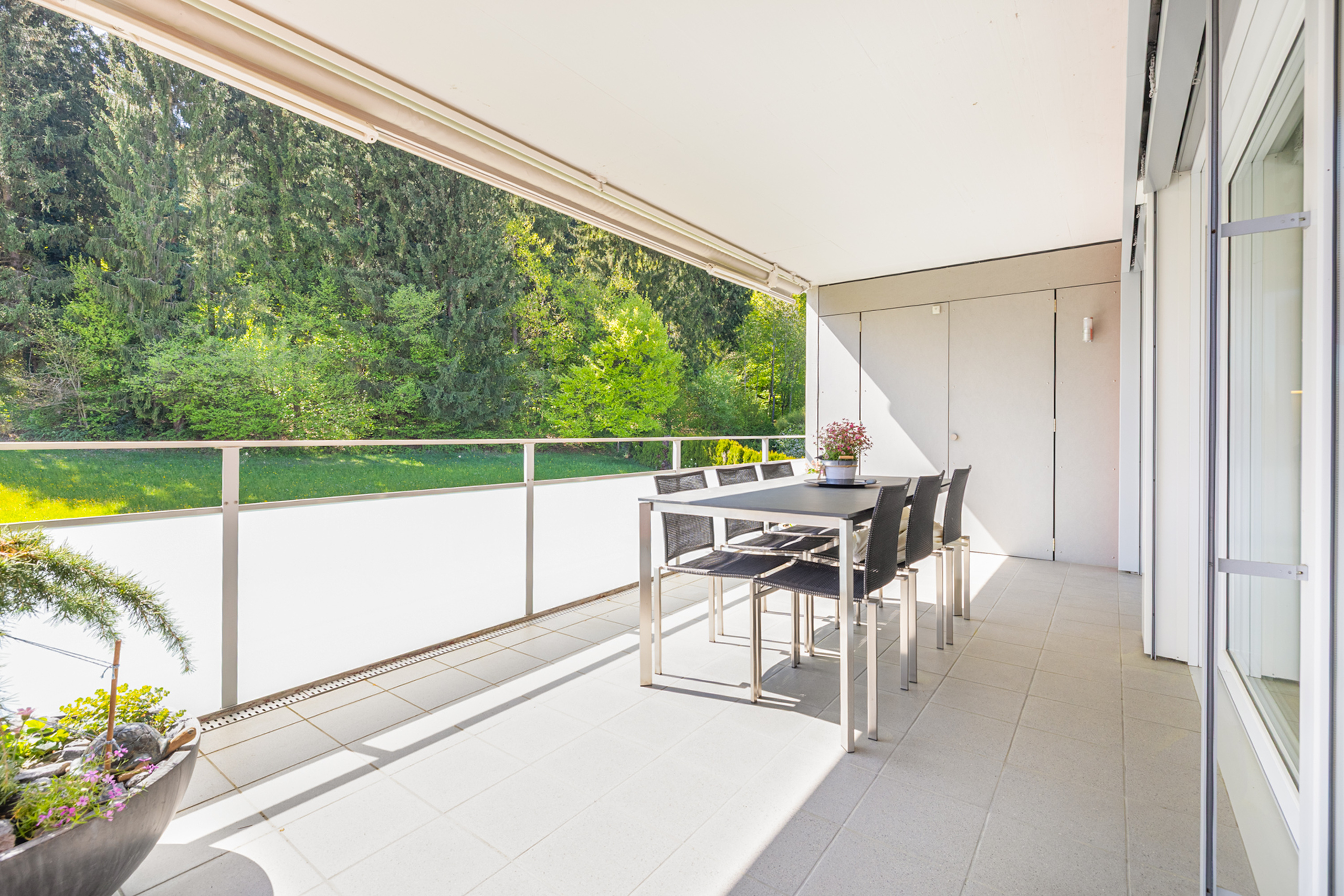 Überdachte Terrasse mit Essbereich